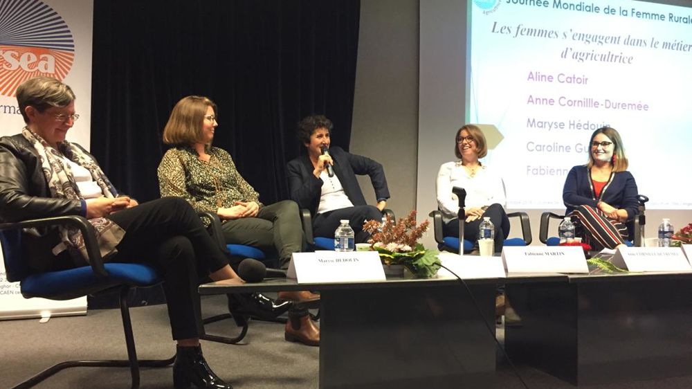 De gauche à droite : Maryse Hédouin, agricultrice retraitée ; Aline Catoir, jeune agricultrice ; Fabienne Martin, directrice du lycée agricole de Saint-Lô Thère ; Anne Cornille-Dutremée, jeune agricultrice ; Caroline Guillaume, Draaf de la Normandie. © S. Bergot/GFA